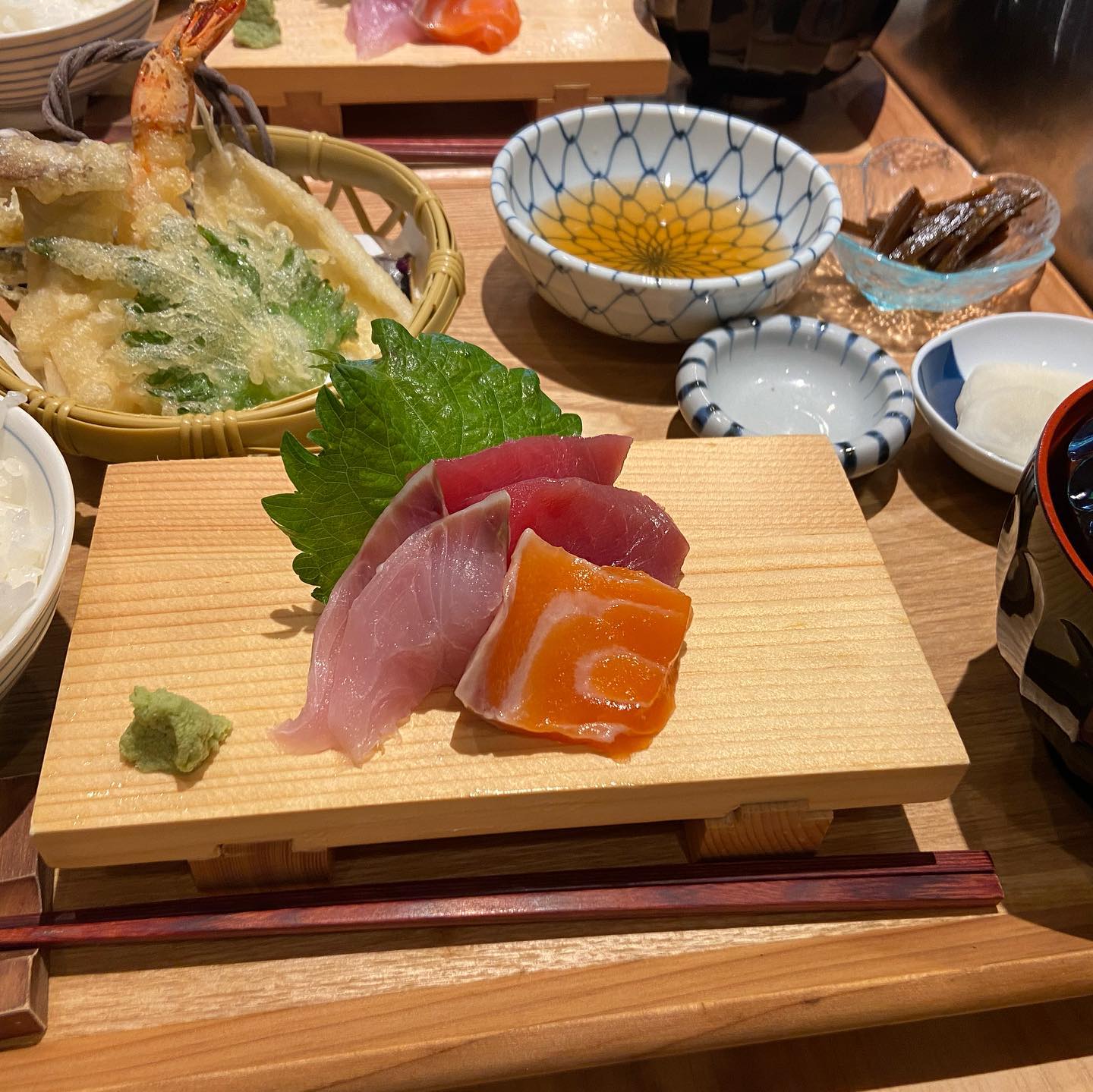 明日の日替わり

お刺身と天ぷらの定食です。

それと、深谷牛のヒレステーキは、ご予約で承ります。

#大衆割烹　伍