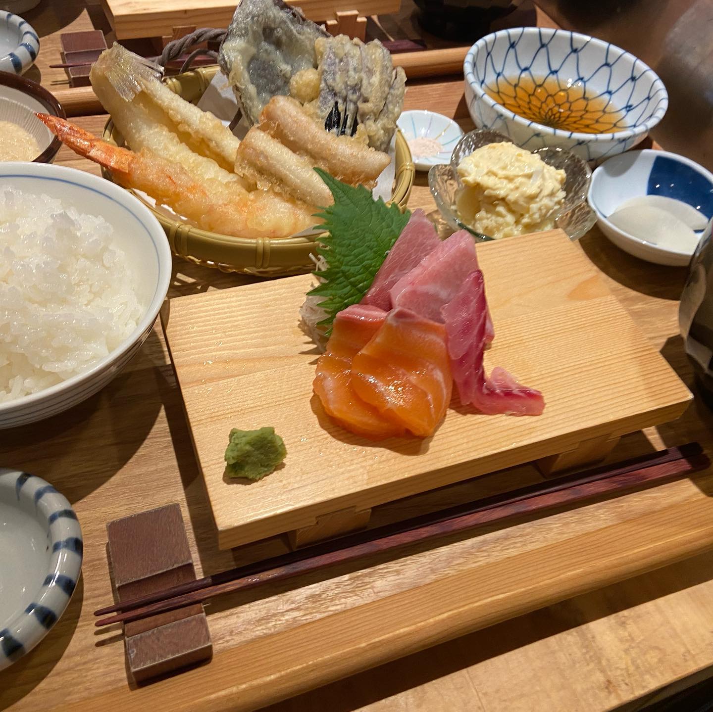 本日の日替わりランチ

海老天玉子天丼は、おかげさまで

売り切れになりました。

ありがとうございました。

明日の日替わりランチは、

大人気のお刺身と天ぷらを一緒に

食べられる定食ですよ。

ご来店お待ちしております。