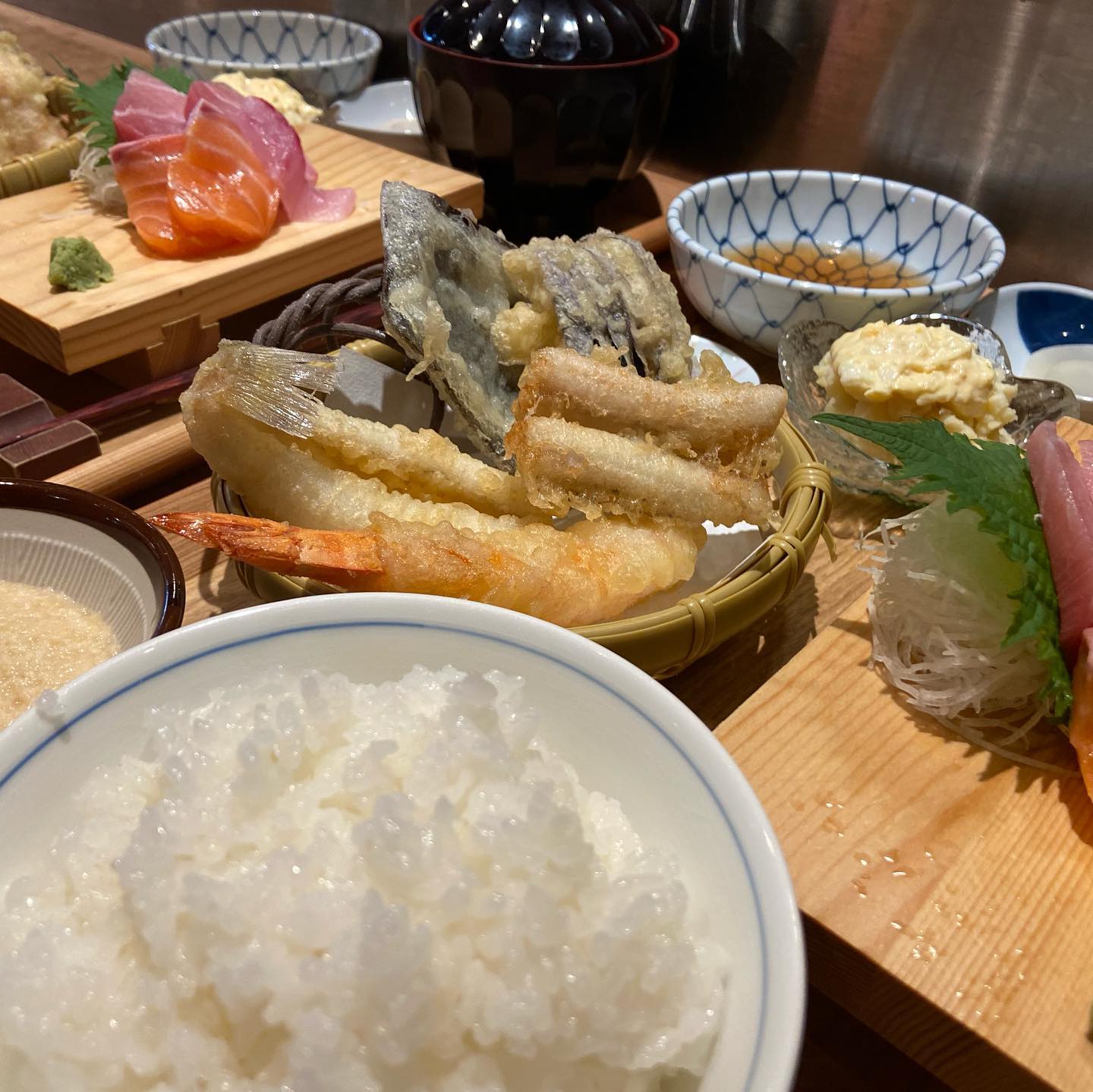 明日のランチは、お刺身と天ぷらの定食になります。

お待ちしております。

割烹伍