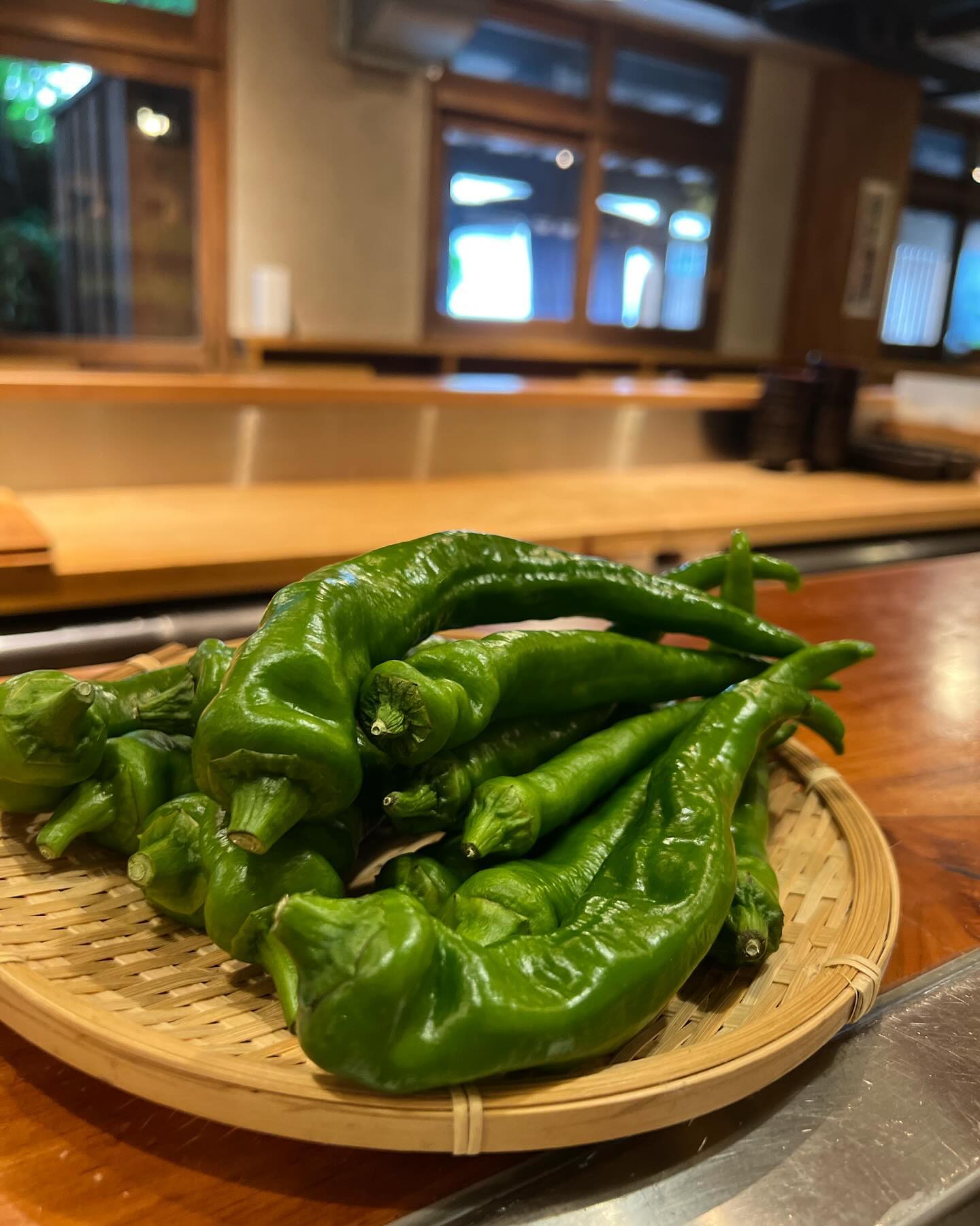 万願寺とうがらし、アスパラ入荷中です。

天ぷらでお出ししております。