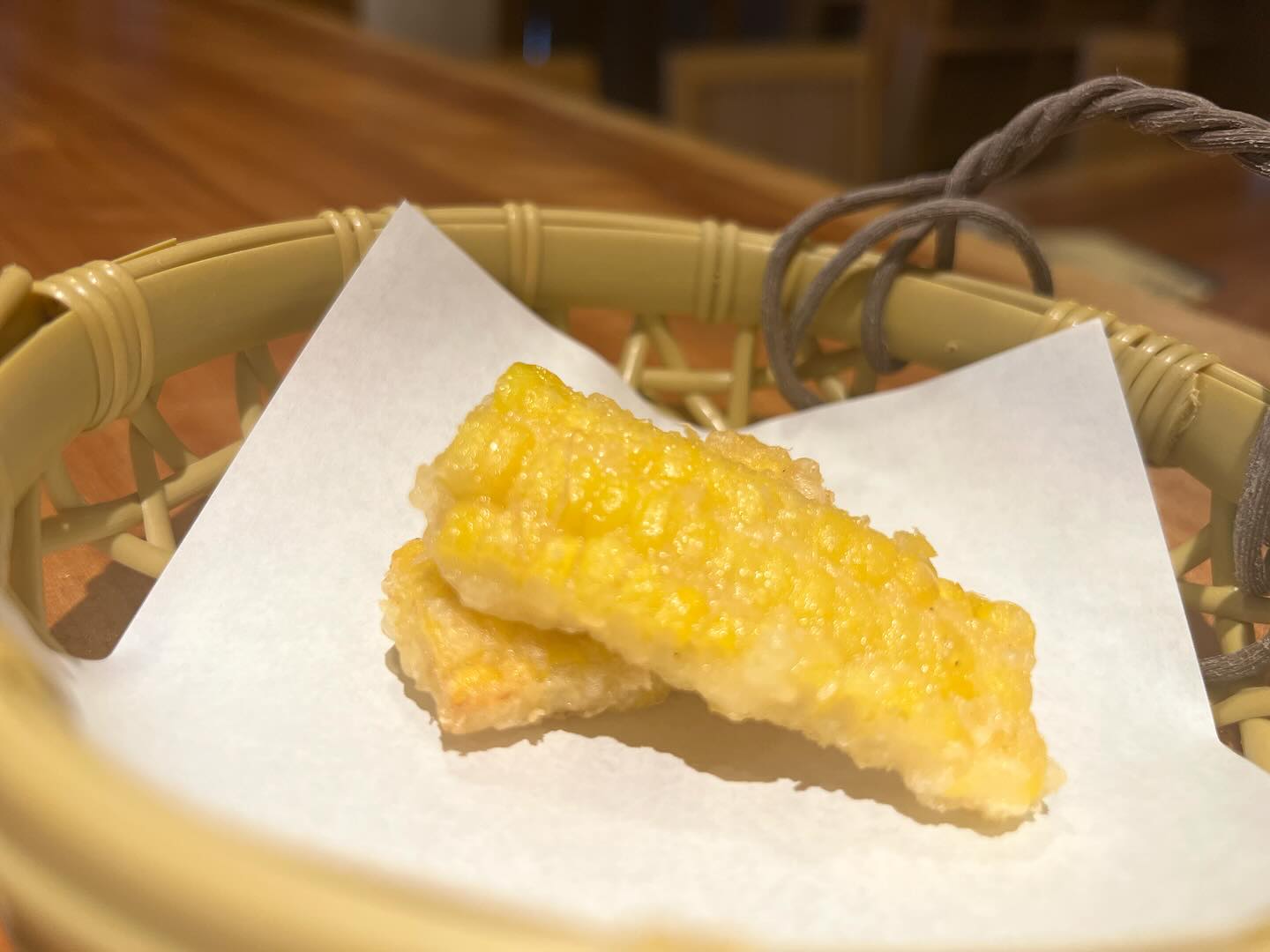 とうもろこしの天ぷらあります。

よろしくお願いします。

本日のお席は残りわずかで、カウンター席でしたら、

ご案内可能です。